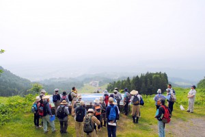 河岸段丘と苗場山の溶岩分布を観察