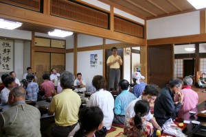 のよさの里での昼食の際に参加者の福原さんが「のよさ節」を披露してくださいました
