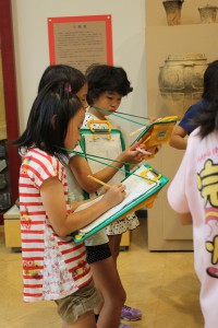 真剣な眼差しで勉強したことをノートに