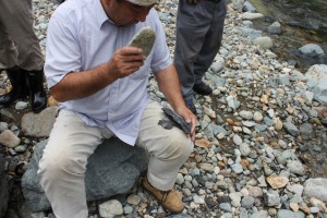 切明の川原にて即席で石器づくり