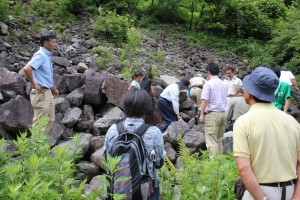 布岩山下の岩場でも冷気を感じる