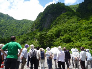 布岩山を真下より望む