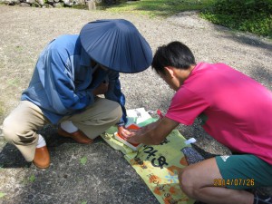 集落の代表から手形とサインをしてもらいました