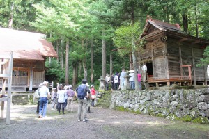 苗場山などの山開きが行われる苗場神社と十二社