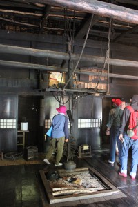 生活の道具や養蚕道具が残されている小赤沢の保存民家