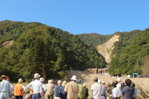 長野県北部地震で崩落した中条川上流を観察