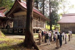 学問の神様・北野天満宮　付近の吊り橋を渡ると栄村植物園がある