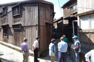 佐渡のガイドさんの解説を聞きながら見学