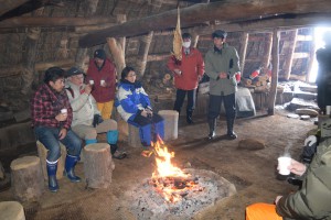竪穴住居の中で焚火とドングリコーヒーでブレイク