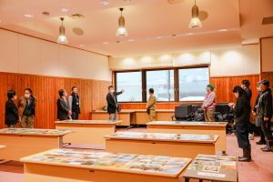 栄村役場内の審査会場