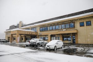 雪の中、栄村役場で行われた審査会
